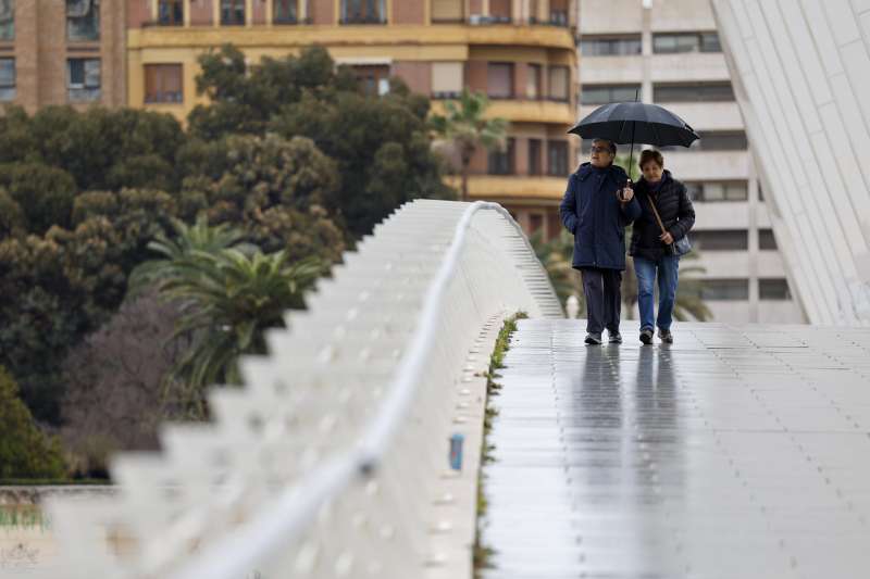 Dos personas pasean bajo la lluvia durante este miércoles. EFE/Ana Escobar