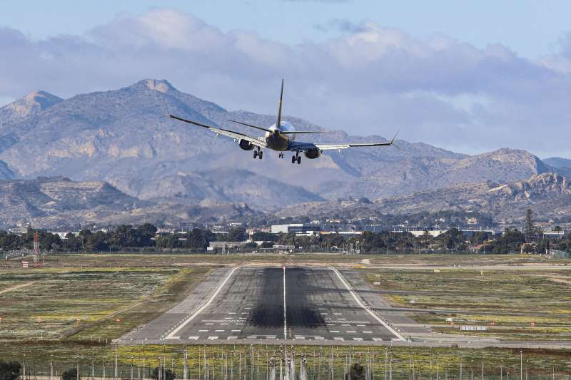 Un avión se dispone a aterrizar en el aeropuerto de Alicante-Elche Miguel Hernández con adificultad debido a las rachas de viento, en una imagen de estos días. EFE/Pep Morell
