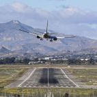 Un avión se dispone a aterrizar en el aeropuerto de Alicante-Elche Miguel Hernández. EFE/Pep Morell