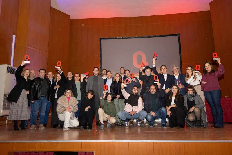 Foto de familia de los V Premios de El Periódico de Aquí La Serranía celebrados en Pedralba. /ELVIRA FOLGUERÀ Foto de familia de los V Premios de El Periódico de Aquí La Serranía celebrados en Pedralba. /ELVIRA FOLGUERÀ