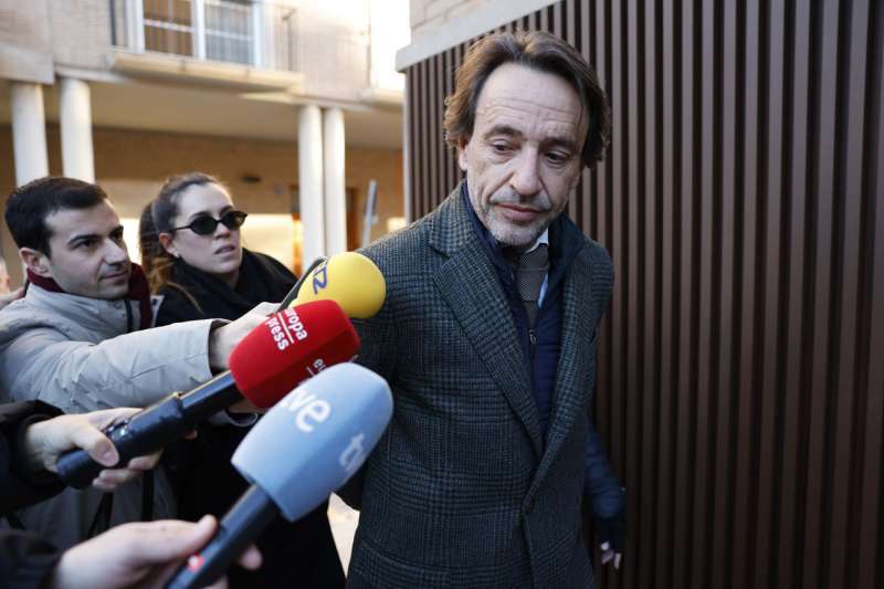 El secretario autonómico del Gabinete del President y de Comunicación de la Generalitat, José Manuel Cuenca (d) a su llegada a los juzgados de Catarroja.Archivo/ EFE/ Ana Escobar
