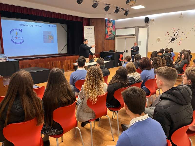 El Hospital Vithas Aguas Vivas impartió en el colegio María Auxiliadora de Sueca dos talleres para alumnado de ESO sobre reanimación cardiopulmonar y gestión del estrés escolar, reforzando la importancia de la salud física y mental desde edades tempranas.