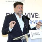 El alcalde de alicante, Luis Barcala, durante la visita a las obras de construcción de viviendas de alquiler asequible del Plan Vive en el barrio alicantino de Rabasa. Archivo/EFE/Morell
