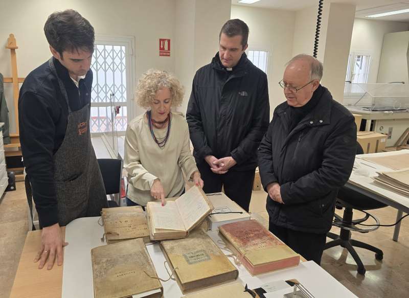 El Institut Valencià de Conservació, Restauració i Investigació (IVCR+i) trabaja en la recuperación de libros tras la dana. / EPDA