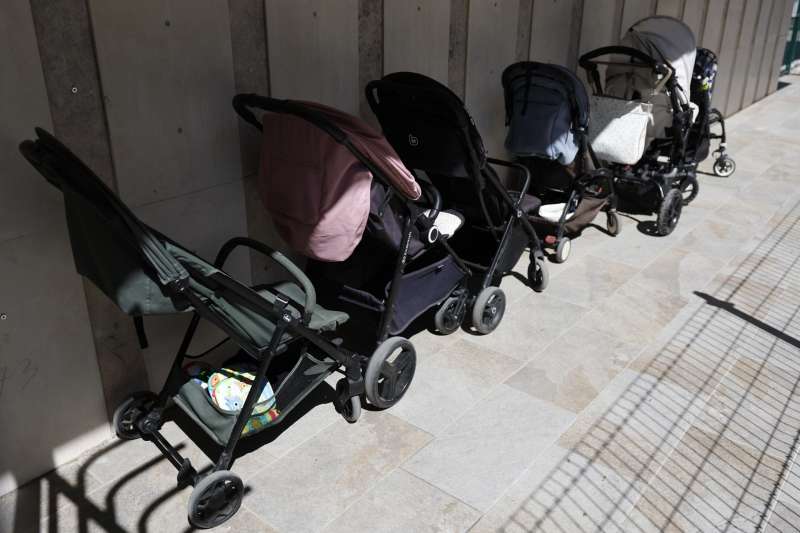 Coches de bebé almacenados frente a una guardería infantil. EFE/Archivo
