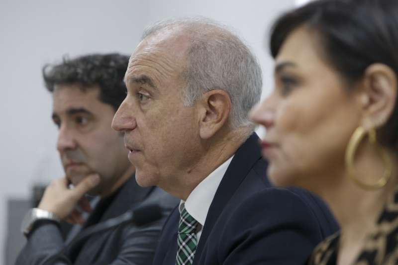 El presidente del COMA, Herman Schwarz (c), con los vicepresidentes, José Luis Bataller y Ana Segura, durante la presentación este lunes de las líneas estratégicas del colegio para 2026. EFE/Morell

