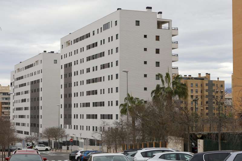 Vista general del bloque de viviendas de la playa de San Juan en Alicante, foco de la polémica por tener entre sus adjudicatarios a la ya exconcejala de urbanismo y los dos hijos y un sobrino de una directora general del ayuntamiento de Alicante. EFE/Morell
