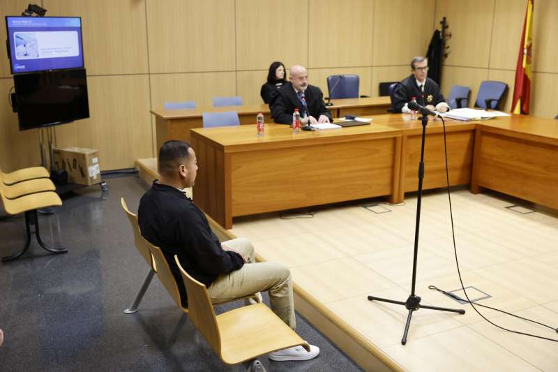 El acusado, en el juicio por la muerte del canónigo emérito de la catedral de Valencia. EFE/Ana Escobar
