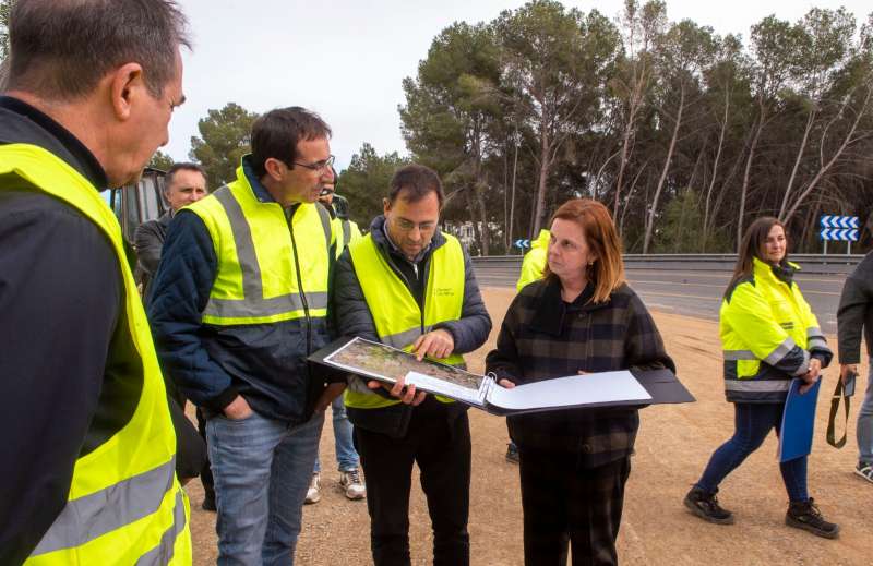 La diputada de Carreteras, Reme Mazzolari, visita el avance de las obras junto a los alcaldes de l"Eliana, Salva Torrent, y Riba-Roja de Túria, Robert Raga /epda