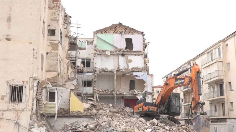 Una imagen del derribo del bloque 11 de San Antón. EFE/Majo Sala
