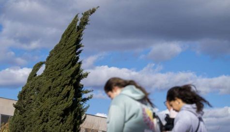 Dos personas caminan en contra del viento. / EFE-Andreu Esteban-Archivo
