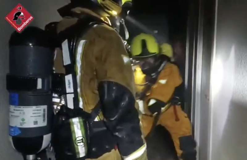 Un momento de la actuación realizada por los bomberos en el incendio./EPDA
