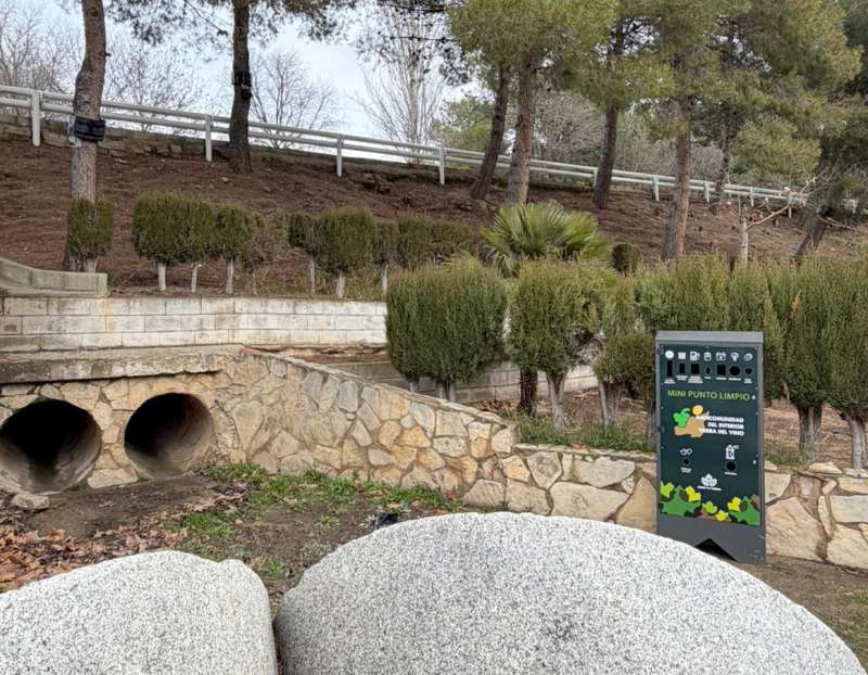 Mini punto limpio colocado por la Mancomunidad del Interior Tierra del Vino en uno de los municipios adheridos