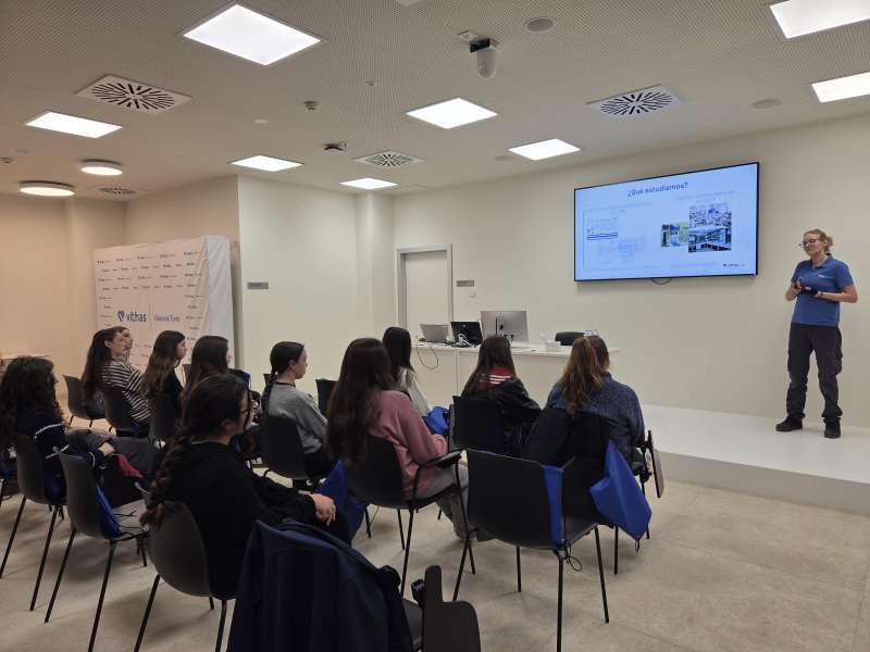 Una treintena de niñas y jóvenes han visitado el hospital, donde han conocido las profesiones STEM (Ciencia, Tecnología, Ingeniería y Matemáticas) que desempeñan un papel esencial en el funcionamiento de un hospital, más allá de las tradicionalmente asociadas al ámbito sanitario