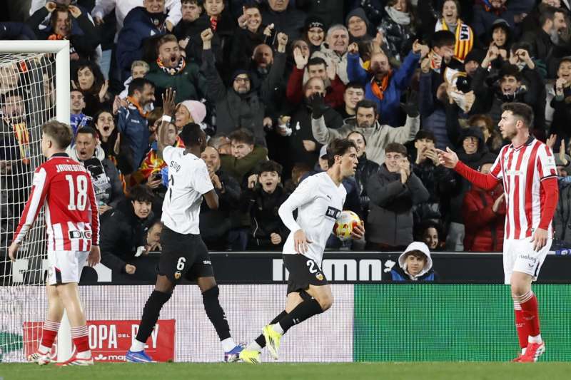 Los jugadores del Valencia tras conseguir el primer gol del equipo valencianista durante el partido de cuartos de final de la Copa del Rey de fútbol entre el Valencia y el Athletic Club, este miércoles en el estadio de Mestalla. EFE/ Ana Escobar
