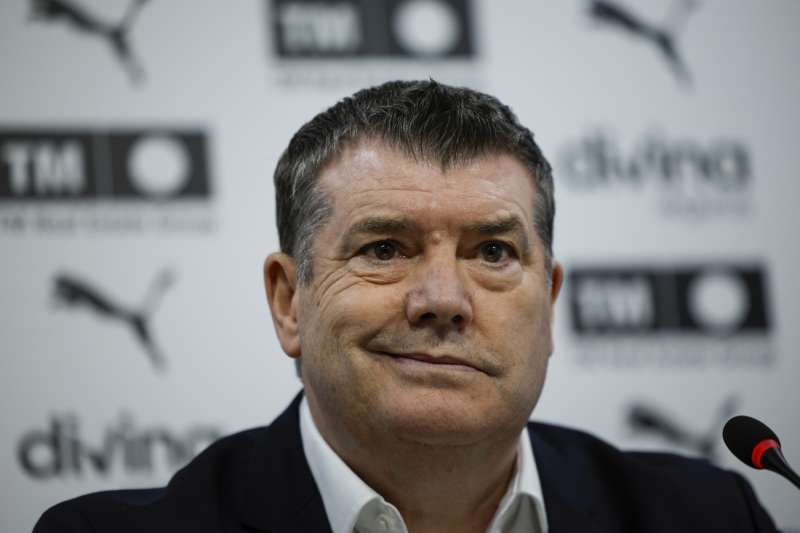 El director general de fútbol del Valencia, Ron Gourlay, durante la rueda de prensa ofrecida este jueves. EFE/Biel Aliño