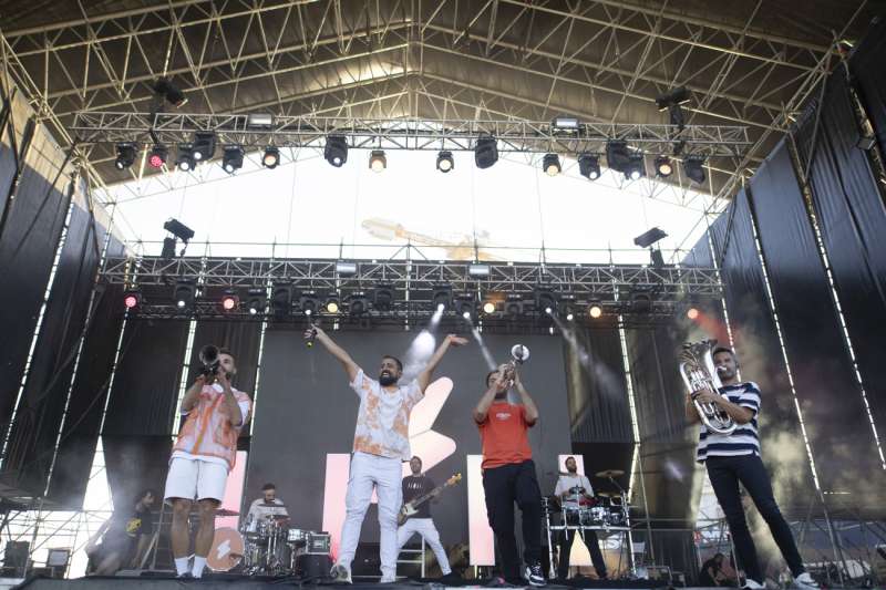 El grupo valenciano La Fumiga durante el concierto que ofrece en la última jornada del festival Arenal Sound. Archivo/ FEFE/Domenech Castelló
