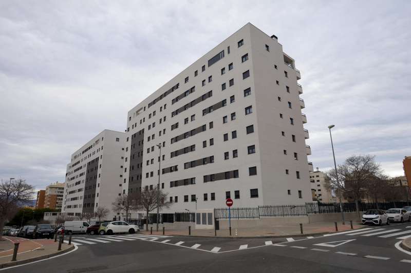 Bloque de viviendas de la playa de San Juan en Alicante, foco de la polémica por tener entre sus adjudicatarios a la ya exconcejala de urbanismo y los dos hijos, así como un sobrino de una directora general del ayuntamiento de Alicante. EFE/Morell
