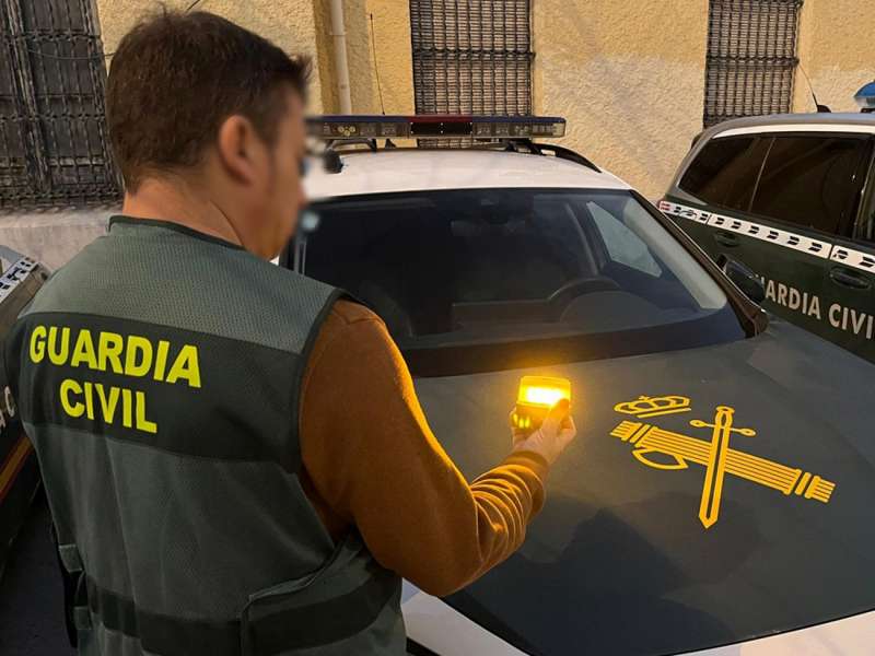 Imagen compartida por la Guardia Civil de un agente con una de las balizas.
