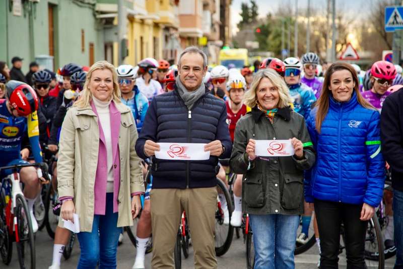 De izda a derecha: La Directora General de Igualdad, Davinia Bono; El Ceo de Global Omnium, Dionisio García; la alcaldesa de Bétera, Elia Verdevío, y la Directora de la VCV Féminas-GP Tuawa, Silvia Tirado. Prueba que se ha adjudicado la ciclista alemana Liane Lippert, del equipo Movistar. /EPDA