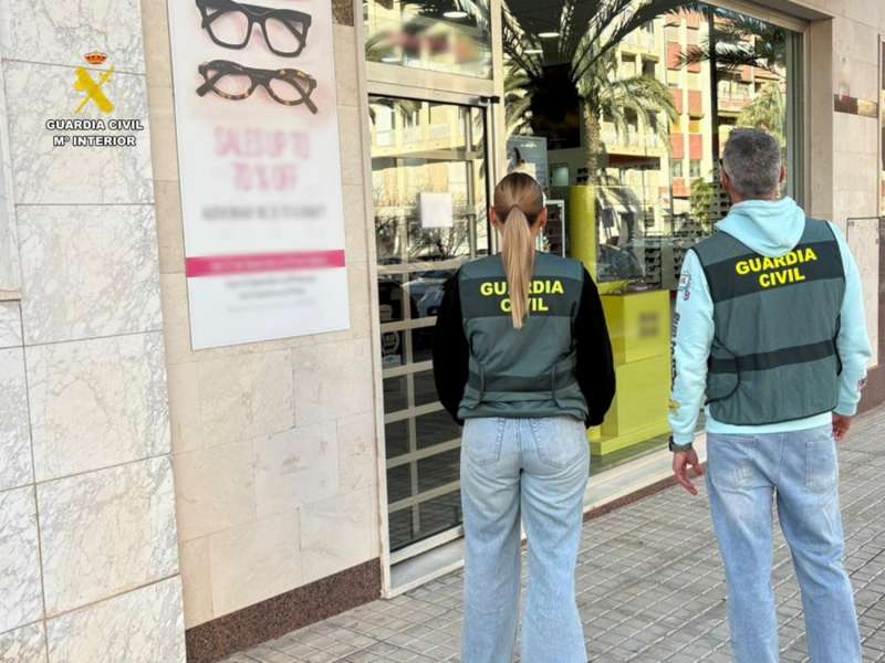 Agentes en la óptica objeto del robo.
