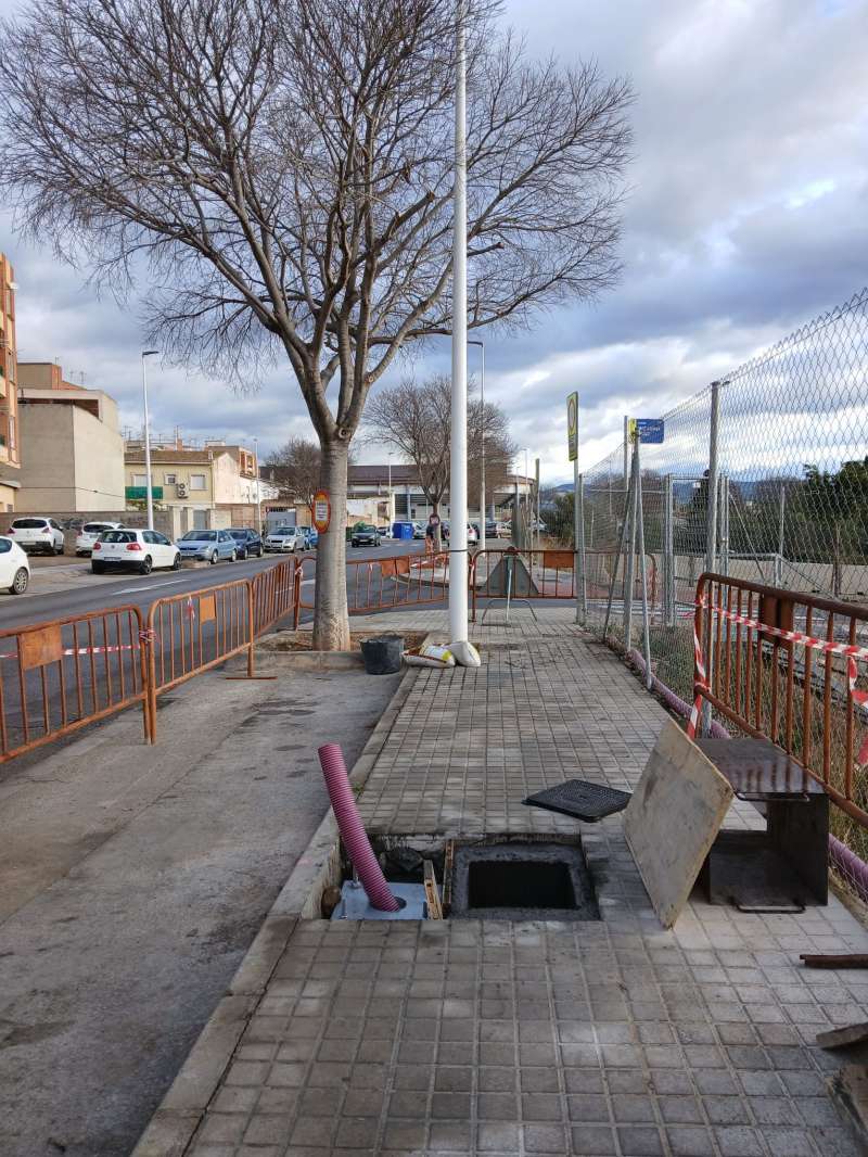 Trabajos de reubicación de farolas calle Bétera. /EPDA
