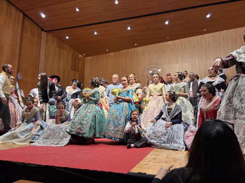 Exaltación de las Falleras Mayores de la Falla Pensat i Fet de Casinos. / EPDA 