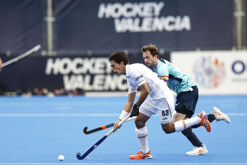 El jugador de la selección española Ignacio Cobos conduce la pelota ante el capitán de la selección inglesa, Zachary Wallace, durante el partido FIH Pro League que ha enfrentado a ambas selecciones en Valencia. EFE/Kai Forsterling

