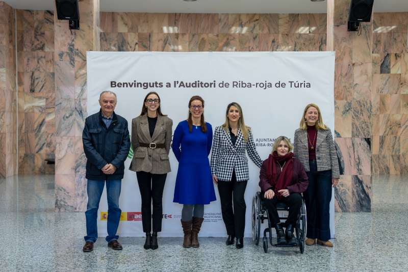 José Manuel Vila, concejal de Arte y Cultura; María Albert, Communication Leader de Power Electronics; Eva Lara, concejala de Educación; Raquel Pamblanco, concejala de Igualdad y Comunicación; Verónica Blanco, técnica de Igualdad; y Elisa Tos, representante de la Fundación Despierta Sonrisas, durante la jornada celebrada con motivo del Día de la Mujer y la Niña en la Ciencia. / EPDA