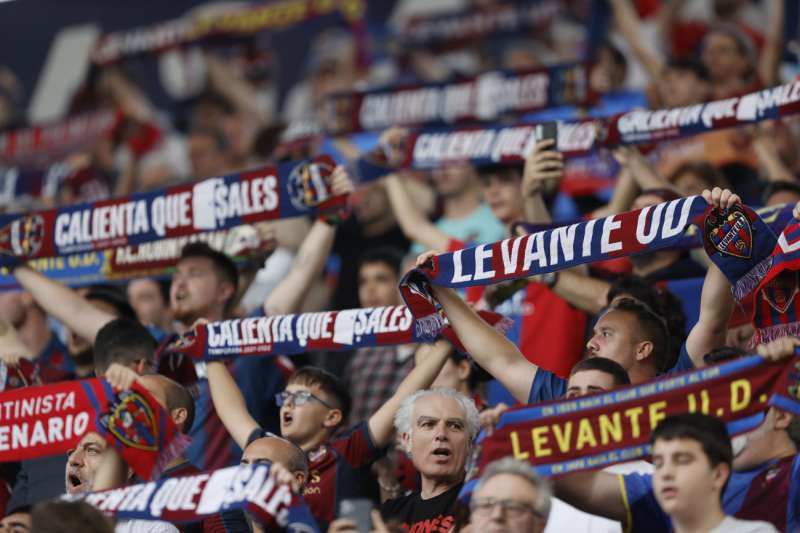 Aficionados del Levante durante un partido en el estadio Ciutat de Valencia. EFE/Kai Försterling
