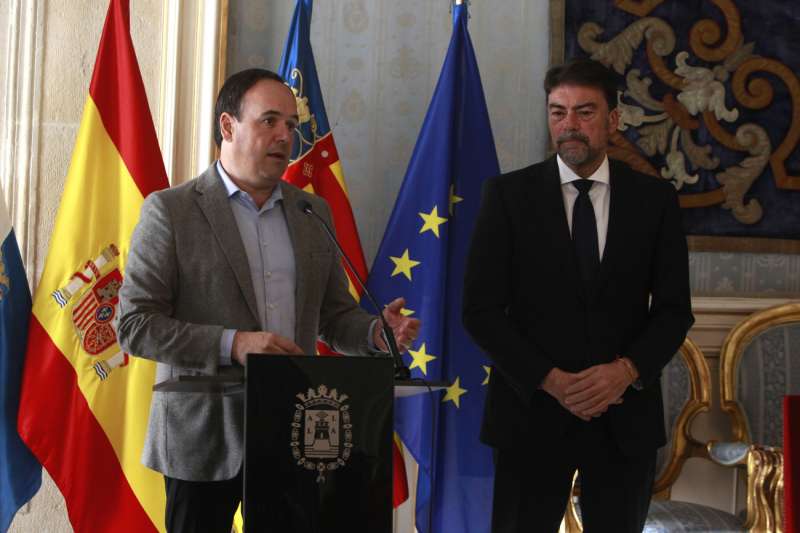 El president de la Genertalitat Valenciana, Juanfran Pérez Llorca (i), en un encuentro con el alcalde de Alicante, Luis Barcala (d). EFE/Morell/Archivo
