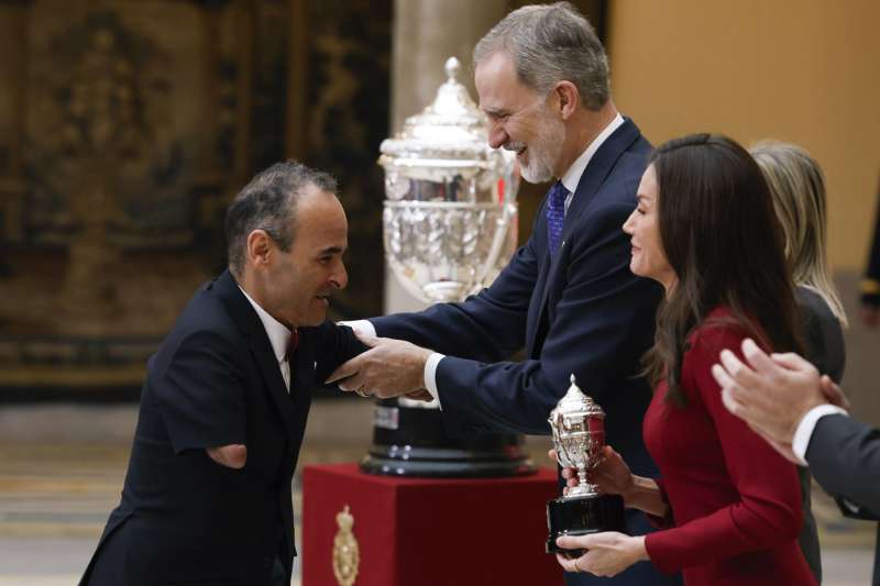 La reina Letizia (d) y el rey Felipe VI (2d) entregan el premio infanta Sofía al nadador paralímpico valenciano Ricardo Ten (i) durante la ceremonia de entrega de los Premios Nacionales del Deporte correspondientes a 2023 y 2024 este miércoles en el Palacio de El Pardo de Madrid. EFE/ J.J.Guillén
