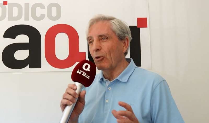 El portavoz del PP en Alfara de la Baronia, Pepe Terrádez, con El Periódico de Aquí en una imagen de archivo. / EPDA