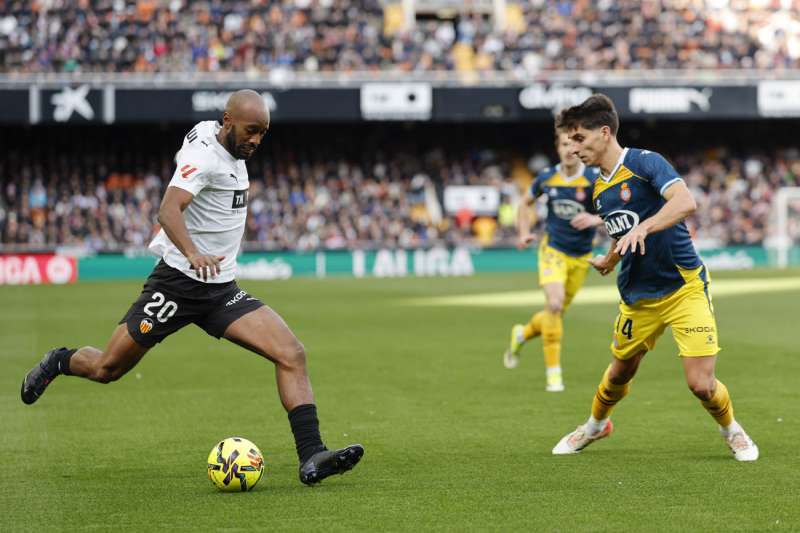 El lateral del Valencia Dimitri Foulquier (i) durante un partido de LaLiga EA Sports disputado en Mestalla, Valencia, este sábado. EFE/ Ana Escobar/ Archivo
