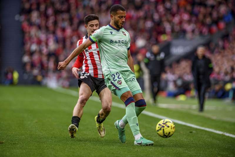 El defensa alemán del Levante Jeremy Toljan (d) y el delantero del Athletic Club de Bilbao Nico Serrano (i), durante el partido de Liga en Primera División disputado en el estadio de San Mamés, en Bilbao. EFE/Javier Zorrilla
