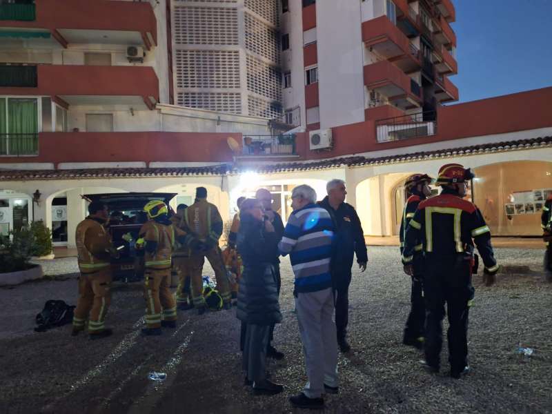Varios bomberos junto al edificio de Xàbia en el que se ha declarado un incendio, en el que han muerto dos personas. EFE/Imagen facilitada por el Ayuntamiento.

