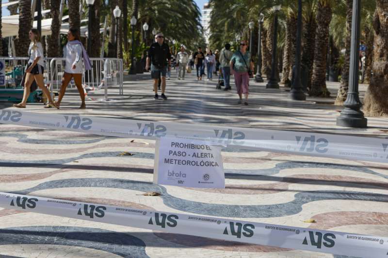 Numerosas personas pasean por la Explanada de Alicante a pesar de la prohibición de paso por los fuertes vientos. EFE/Pep Morell /Archivo
