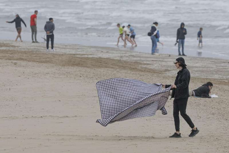Día nublado y de viento en una playa urbana. EFE/Kai Fösterling/Archivo

