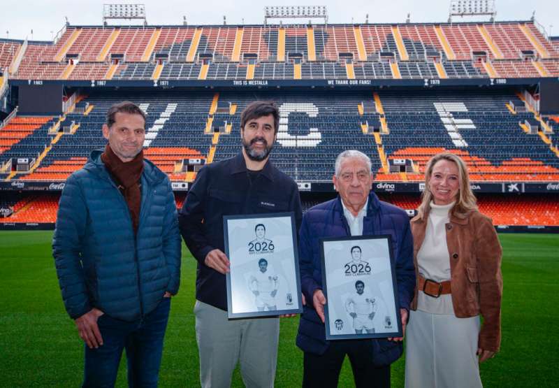 Pep Claramunt con la alcaldesa, Paz Carceller y los representantes del Valencia CF. EPDA
