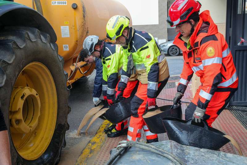 Miembros del colectivo solidario Nave Albal, surgido tras la dana de Valencia, y "Bombers pel Mon" se han trasladado a Huétor Tájar, en Granada.EFE/Pepe Torres.
