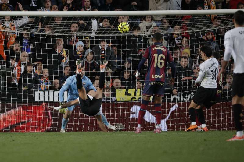 El delantero del Valencia, Hugo Duro, remata ante el guardameta australiano del Levante, Mathew Ryan, para conseguir el gol de la victoria su equipo en el estadio de Mestalla. EFE / Archivo
