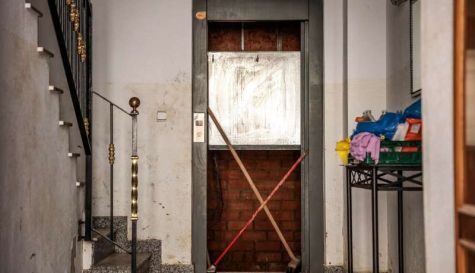 Un ascensor averiado por la dana en un edificio de Paiporta. / EFE-Biel Aliño Un ascensor averiado por la dana en un edificio de Paiporta. / EFE-Biel Aliño