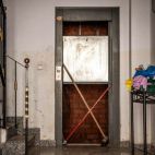 Un ascensor averiado por la dana en un edificio de Paiporta. / EFE-Biel Aliño