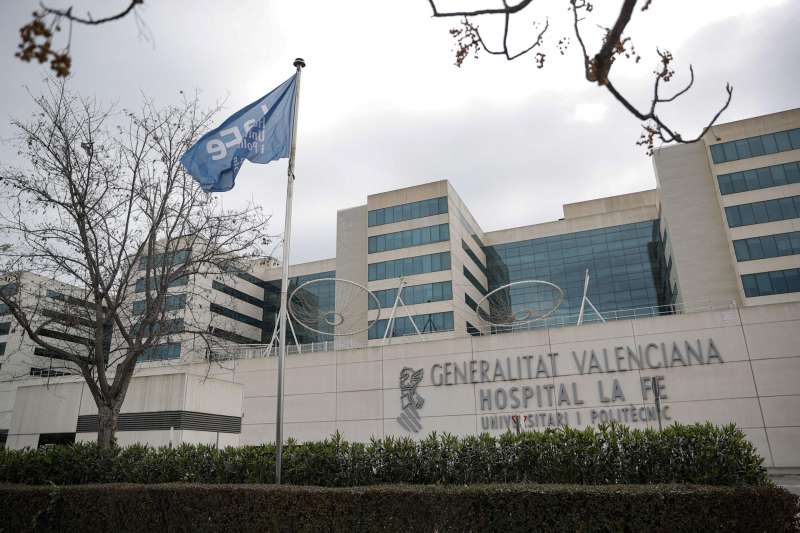Imagen de archivo de la fachada del Hospital La Fe de Valencia. EFE/Manuel Bruque
