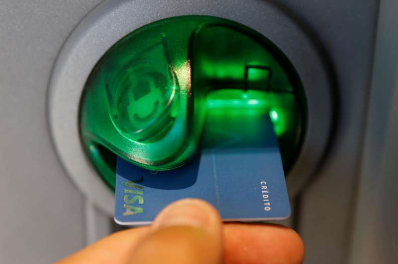 Una persona saca dinero de un cajero de una entidad bancaria. EFE/Emilio Naranjo/Archivo