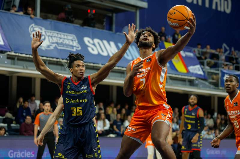 Braxton Key, ala-pívot estadounidense del Valencia Basket, bajo el aro durante el partido que se disputó en el Pavelló Toni Martí de Andorra. EFE / Fernando Galindo