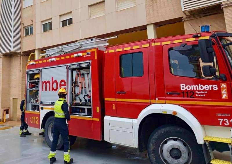 Imagen de archivo de un camión de bomberos compartida por el Ayuntamiento de Alicante. / EFE
