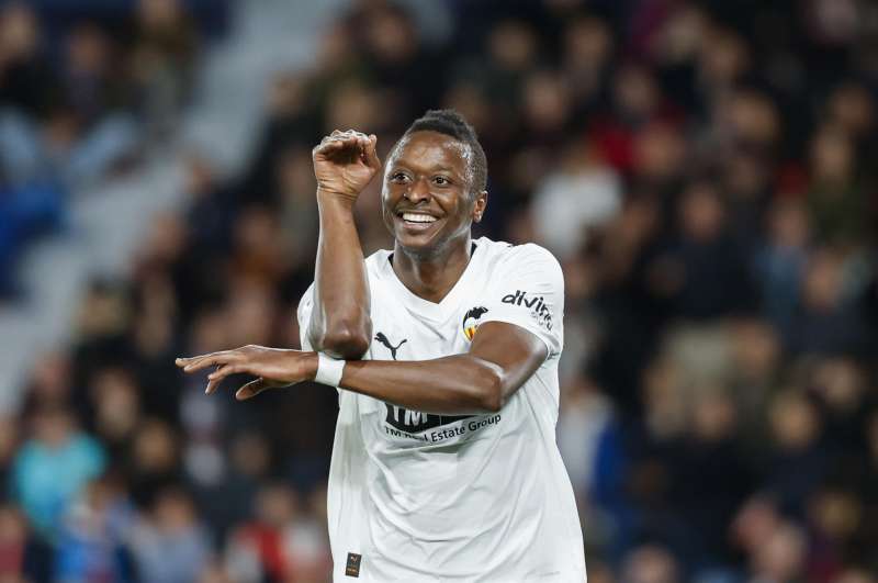 El delantero nigeriano del Valencia, Umar Sadiq celebra el segundo gol de su equipo. EFE/Ana Escobar