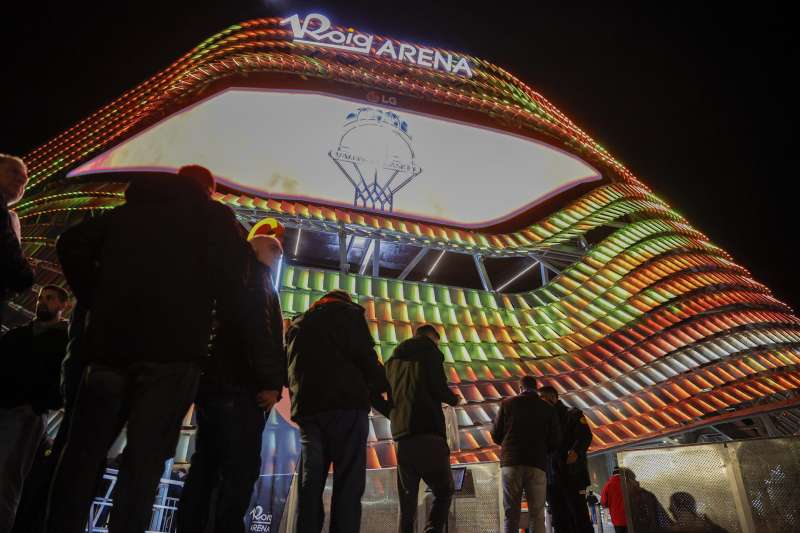 Numeroso público accede al pabellón Roig Arena para asistir a un partido de baloncesto. EFE/Manuel Bruque/Archivo
