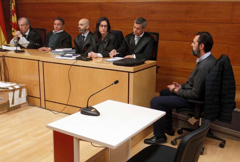 Momento del juicio por el crimen a tiros de la viuda del expresidente de Caja Mediterráneo (CAM) Vicente Sala, María del Carmen Martínez, con el procesado (d). EFE/Pep Morell/Archivo
